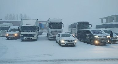Erzurum'un Erzincan ve Bayburt yolları trafiğe kapatıldı