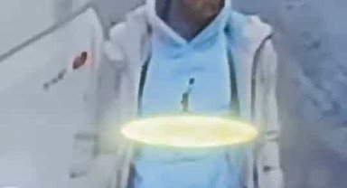 Esenler'de pişkin hırsız kamerada: Eşya indirildiği sırada kamyonetteki cep telefonunu çalıp bir de bakış attı