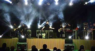 Esenyurt'ta sahne alan sanatçı Ekin Uzunlar kemençe performansıyla dinleyicileri büyüledi