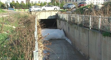 Esenyurt'taki dere yine köpürdü