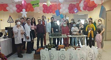 Eskişehir'de 130 kişilik ekip Onkoloji Servisi'nde tedavi gören çocukların yeni yılını kutladı