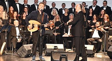 Eskişehir'de Türk Sanat Müziği Korosu 'Hüsnü Üstün Besteleri' konseri yoğun ilgi gördü