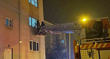Evde kilitli kalan çocukları itfaiye kurtardı
