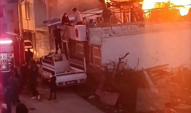 Evin çatısı alev alev yandı, mahalle duman altında kaldı