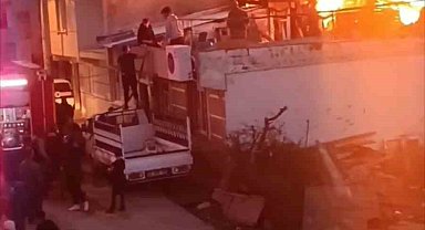 Evin çatısı alev alev yandı, mahalle duman altında kaldı