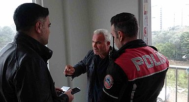 Evini zamanında teslim alamayınca benzin döküp kendisini yakmaya çalıştı