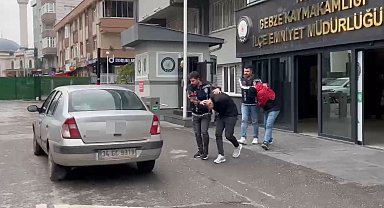 Evinin bahçesinde ailesiyle oturan adama dehşeti yaşatmışlardı, yakalandılar