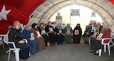 Evlat nöbetindeki baba, evladından gelecek bir haberi bekliyor