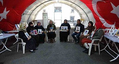 Evlat nöbetindeki gözü yaşlı aileler çocuklarını bekliyor