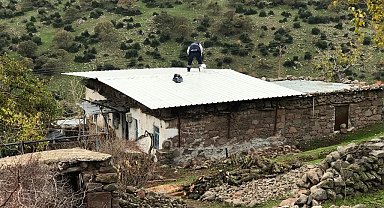 Evlerinin çatısı uçan ailenin imdadına Yunusemre Belediyesi yetişti