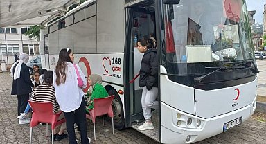 Eynesil'de yurtta kalan kız öğrenciler kan bağışında bulundu