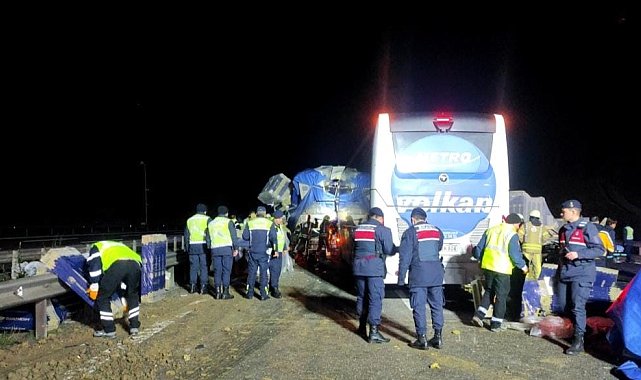 Eyüpsultan'da yolcu otobüsü ile tır çarpıştı: 1 ölü, 31 yaralı