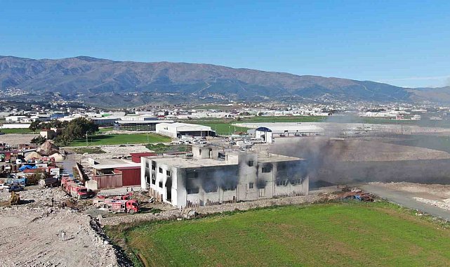 Fabrikadaki yangın sürüyor, müdahale havadan görüntülendi