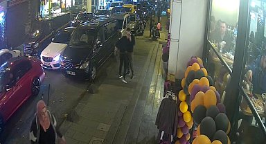 Fatih'te boks ringini aratmayan kavganın yeni görüntüleri: Dedikodu yüzünden birbirine girmişler