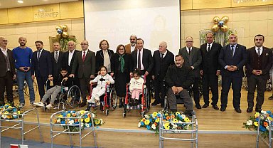 Fatma Şahin, engelli bireylere malzeme dağıtımında gözyaşlarına hakim olamadı
