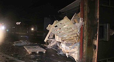 Fayans yüklü tırın devrildiği kazada karayolu tek yönlü trafiğe kapandı