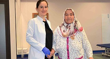 Felç sonrası yürüyemeyen kadın Medikar Hastanesinde sağlığına kavuştu