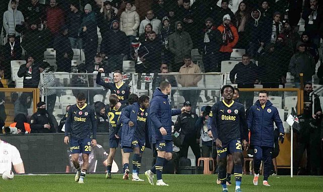 Fenerbahçeli futbolcular galibiyeti taraftarıyla paylaştı