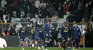 Fenerbahçeli futbolcular galibiyeti taraftarıyla paylaştı