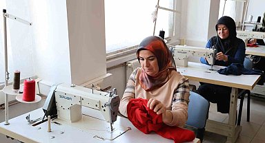 Filistinli çocuklar üşümesin diye eşofman örüyorlar