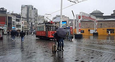 Fırtına Taksim'de vatandaşlara zor anlar yaşattı