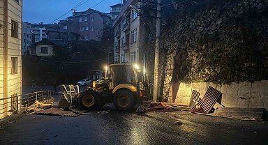 Fırtınada garajın çatısı uçtu, o anlar kamerada