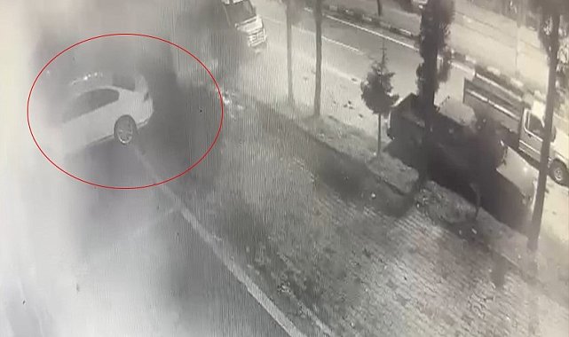 Fırtınada uçan çatının otoparktaki araçların üstüne düşme anı kameraya yansıdı