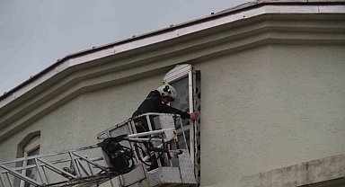 Fırtınanın yerinden söktüğü cami penceresini itfaiye ekipleri aldı