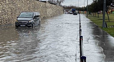 Florya Sahil yolunda rögarlar taşınca araçlar yolda kaldı