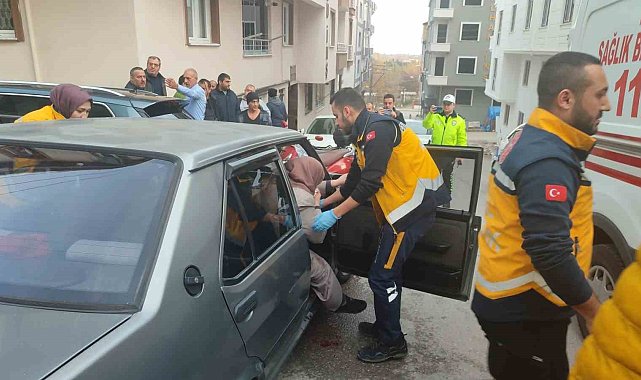 Freni boşalan otomobil park halindeki araca çarptı: 2 yaralı