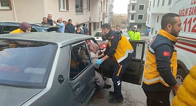 Freni boşalan otomobil park halindeki araca çarptı: 2 yaralı