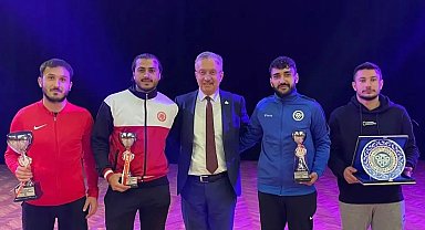 Futbol turnuvasında derece yapan sporcular ödülünü Rektör Levent'ten aldı