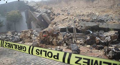 Gaziantep'te yoğun yağış sonrası istinat duvarı araçların üzerine çöktü