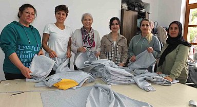 Gazzeli çocuklar üşümesin diye battaniye ve giysi dikiyorlar