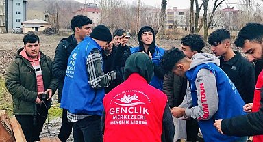 Gençler sokak hayvanları için doğaya mama ve yem bıraktı