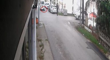 Geri manevra yapan öğrenci servisinin altında kalan kadın ağır yaralandı