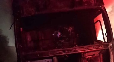 Gıda ürünleri yüklü tır küle döndü