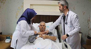 Göğüs altından açılan ufak kesiyle ağır baypas ameliyatından kurtuldu