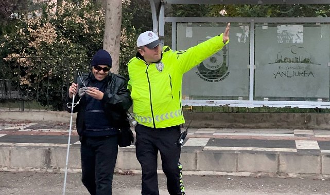 Görme engelli yayanın yardımına polis yetişti