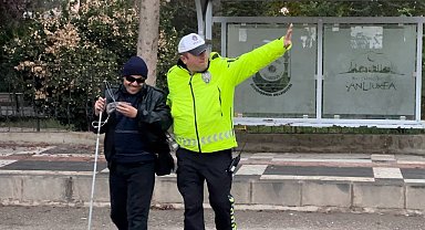 Görme engelli yayanın yardımına polis yetişti