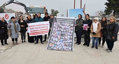 Gözü yaşlı depremzede aileler, kayıp olan yakınlarından gelecek haberleri umutla bekliyor