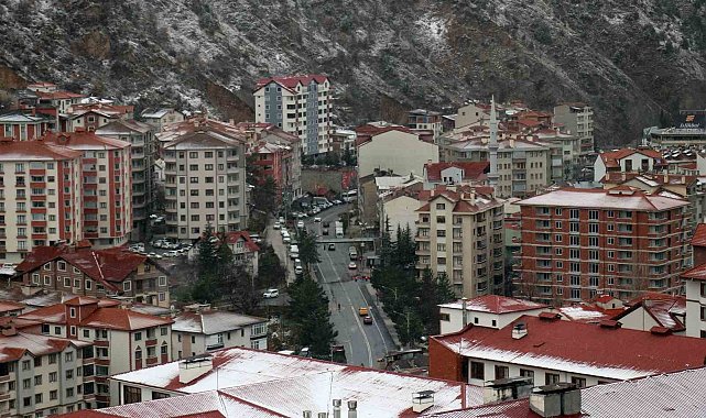 Gümüşhane kent merkezinde mevsimin ilk kar yağışı gerçekleşti