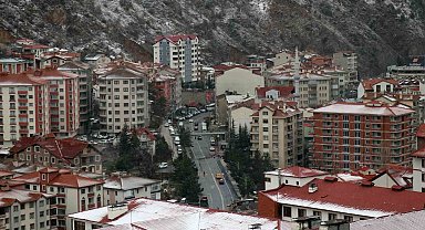 Gümüşhane kent merkezinde mevsimin ilk kar yağışı gerçekleşti