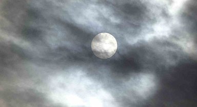 Güneş, bulutların arasından mercek gibi göründü