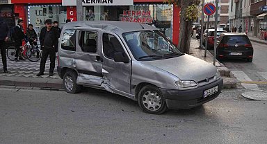 Hafif ticari araç ile minibüsün çarpıştığı kazada maddi hasar oluştu