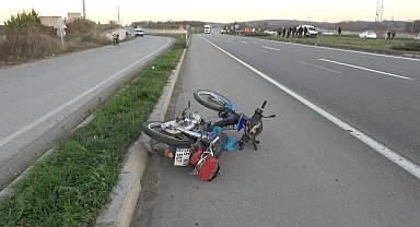 Hafif ticari araç motosiklete çarptı: 1 ölü, 2 yaralı