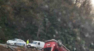 Hafif ticari araç takla attı: 2 yaralı