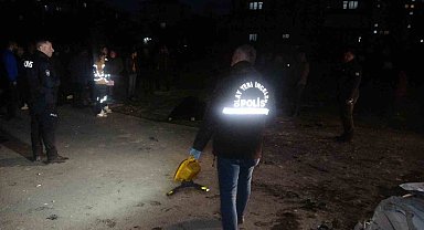 Hafif ticari araçla çarpışan kamyonet yol kenarında yürüyenlerin arasına daldı: 1 ölü, 1 yaralı