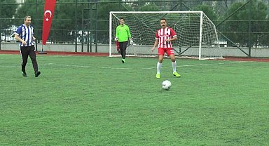 Hakim ve savcılar ile Pendik Ampute Futbol Takımı, Dünya Engelliler günü için sahada mücadele etti
