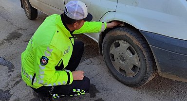 Hakkari polisi trafik tedbirlerine elden bırakmıyor